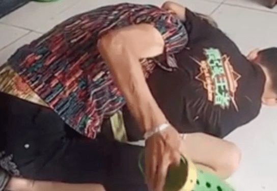 kleinzoon oma dood wurgen