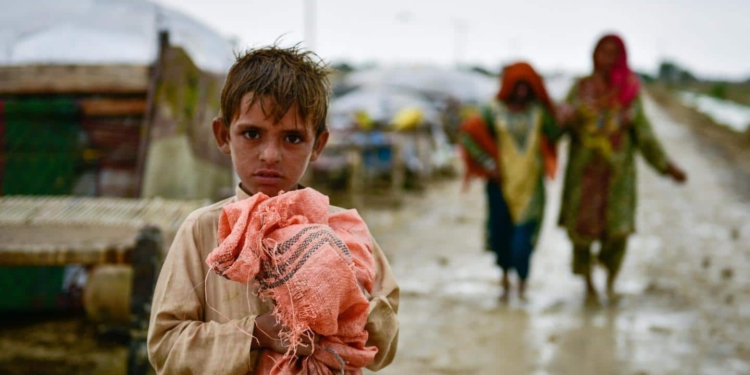 overstroming pakistan kind wateroverlast armoede
