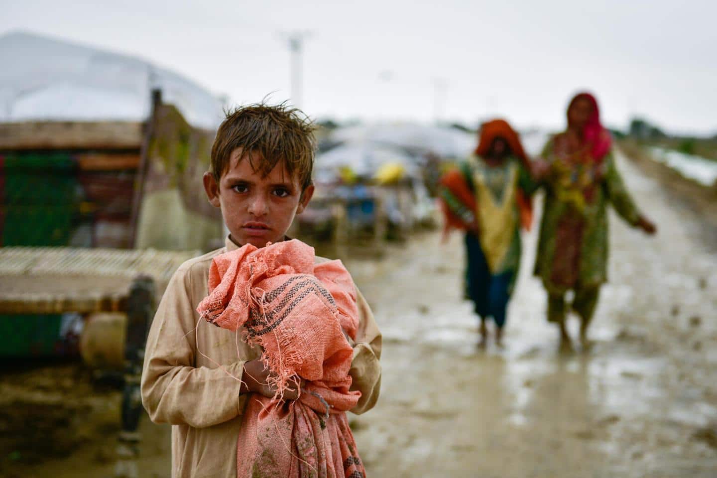 overstroming pakistan kind wateroverlast armoede