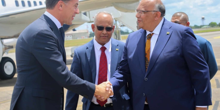 rutte en ambassedur rajendre kargi en ramdin