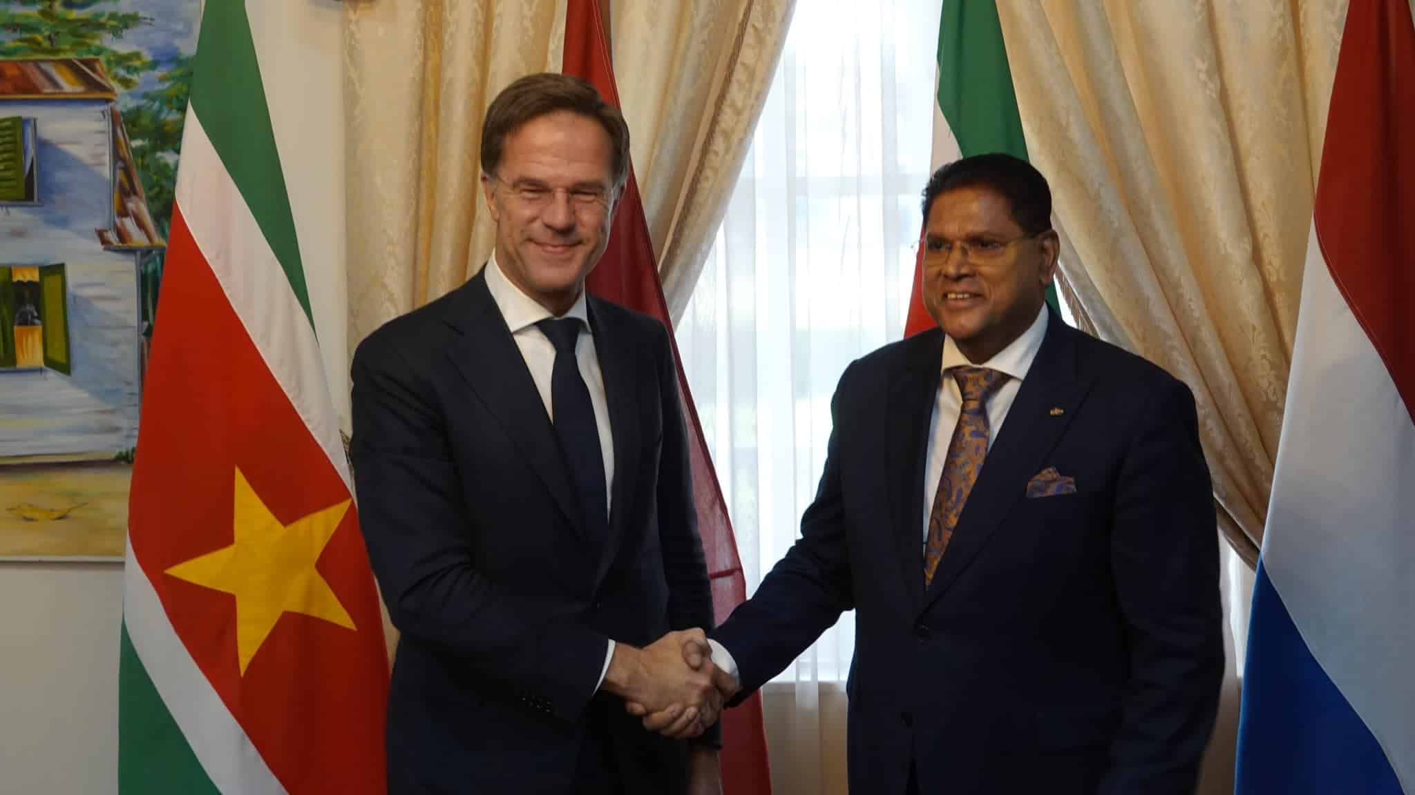 Nederlandse premier Rutte leert Santokhi hoe het hoort: eenvoud siert de mens