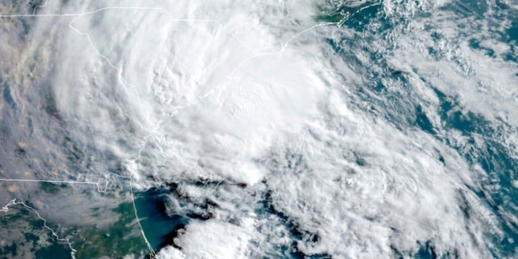 storm orkaan weer onweer
