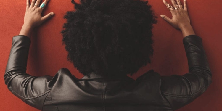 vrouw zwart afro