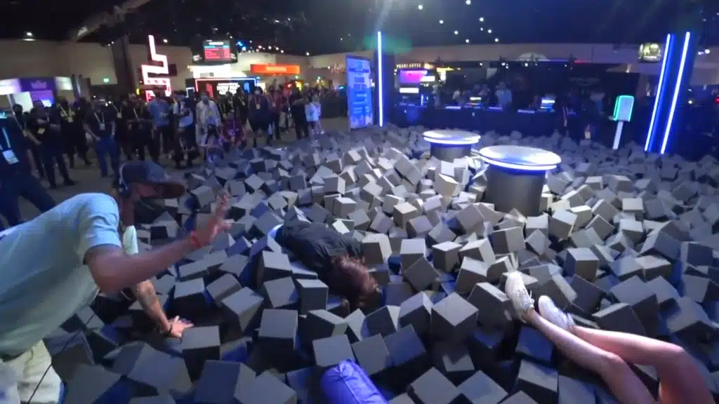 Voormalig pornoster en Twitch-streamer Adriana Checkik heeft haar rug op twee plaatsen gebroken bij Twitchcon