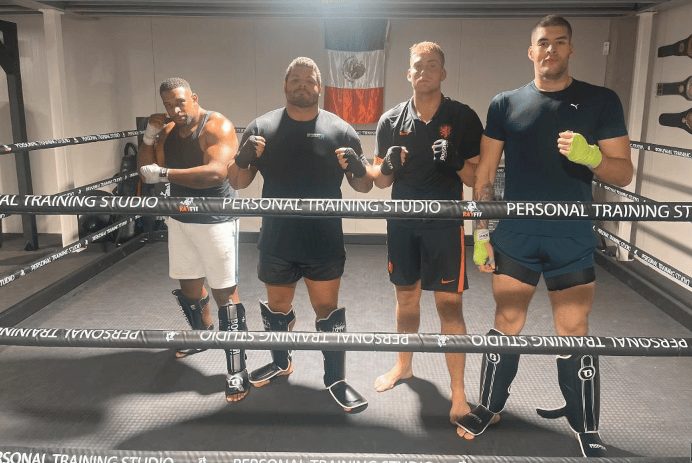 Jonathan Clarke kickboks1 – Gfcnieuws.com | Het laatste uit Suriname en Nederland Jonathan Clarke verjongingsexpert en kickbokser