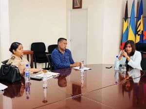 Dc Saramacca en DNA-lid Debie bespreken problemen met EZ-minister 2 dc saramacca bansi en ez minister kuldipsing en debie | GFC Nieuws