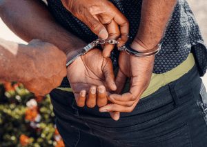 dief-handboeien-politie-rover