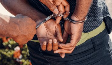dief-handboeien-politie-rover