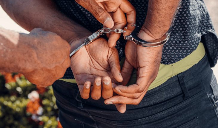 dief handboeien politie rover | GFC