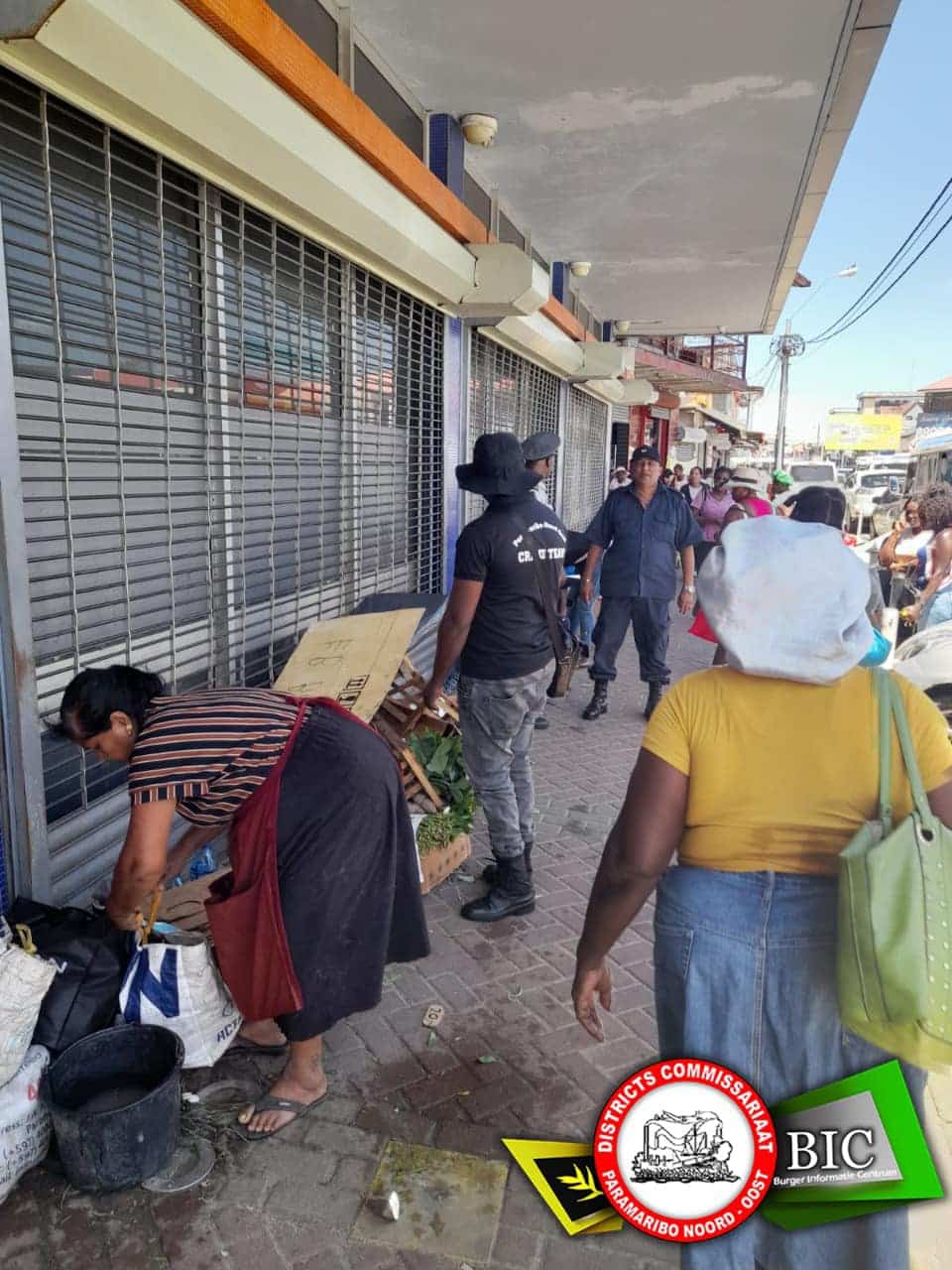 Crisisteam commissariaat Paramaribo-Noordoost pakt illegale straatverkopers hard aan