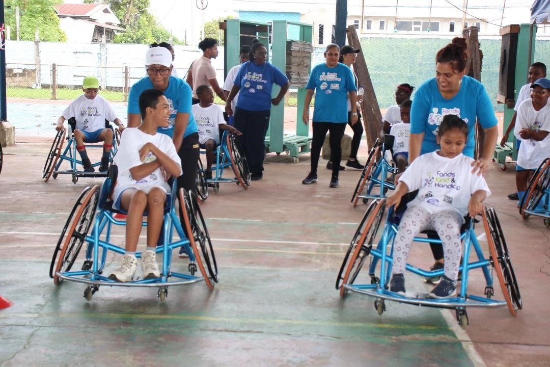 Abigaël Hing sport mee met kinderen met beperking