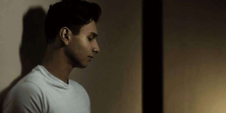 man verdrietig depressief huilen