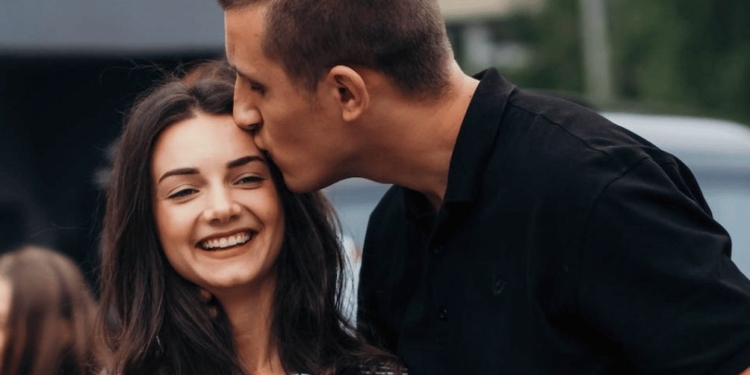 man vrouw relatie zoen kus