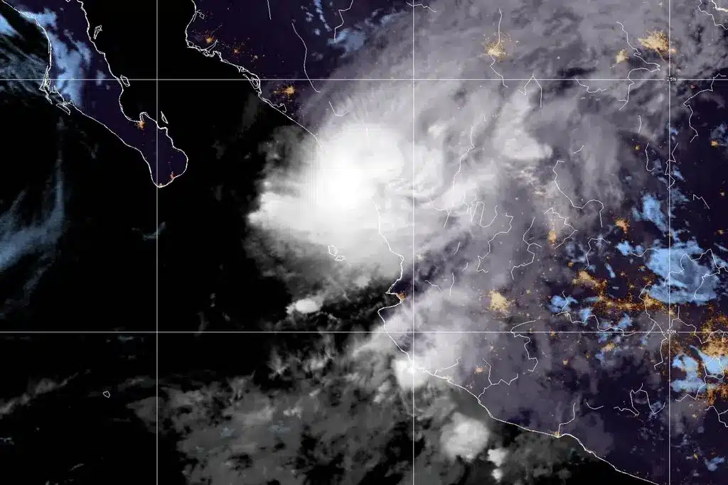 Orkaan Orlene komt aan land in West-Mexico