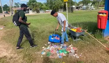 Jonge Surinaamse Nederlander en bewoners ruimen centrum Para op 55 para schoonmaak miliuevervuiling | GFC Nieuws