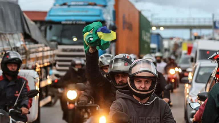 Braziliaanse autoriteiten waarschuwen snelwegdemonstranten terwijl Bolsonaro zwijgt