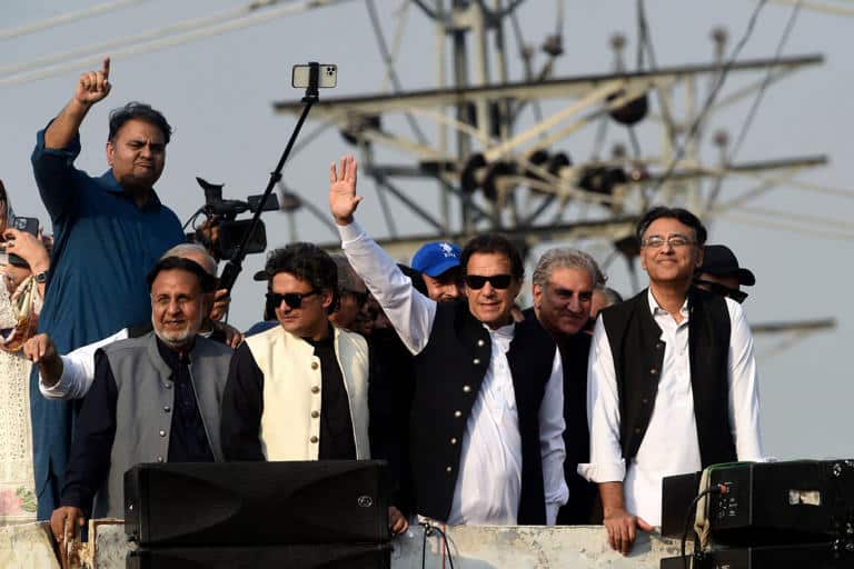 Pakistaanse ex-premier Imran Khan neergeschoten tijdens ‘duidelijke moordaanslag’