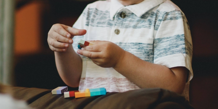 autisme ind speelt met blojes lego  scaled