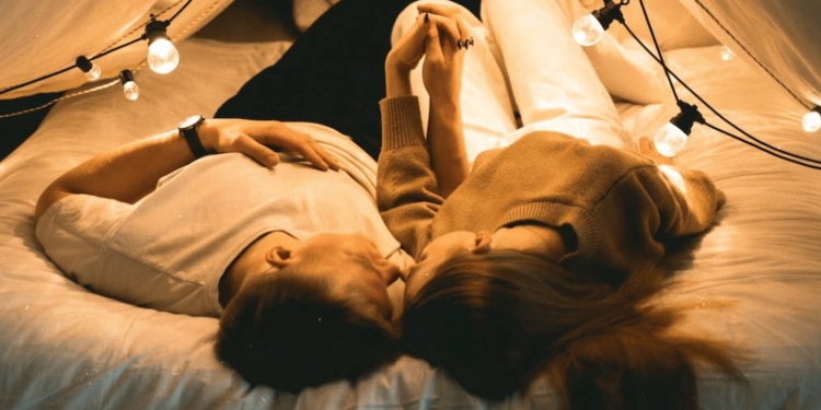 koppel stel bed relatie liefde