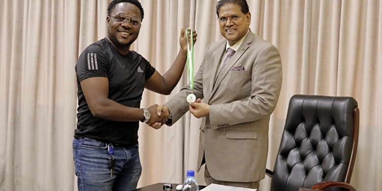 pres chan santokhi en atompai