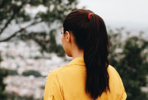Dame uit Commewijne valt alleen op witte heren na emigratie naar Nederland 1 vrouw dame hoofd achteren | GFC