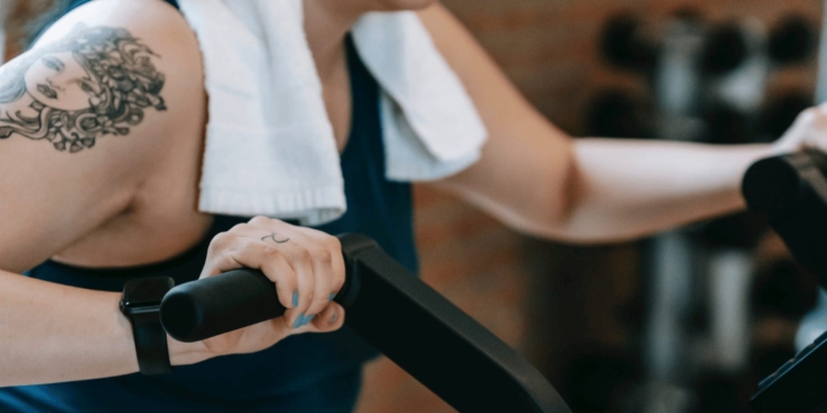 vrouw gym trainen sport