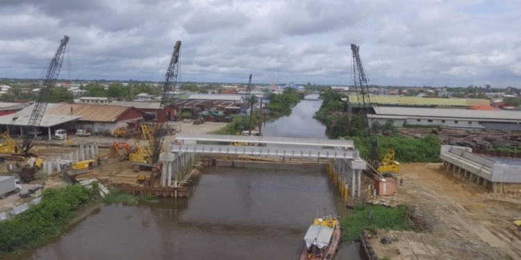 Bouwwerkzaamheden nieuwe brug over het Saramaccakanaal in volle gang. Foto NII