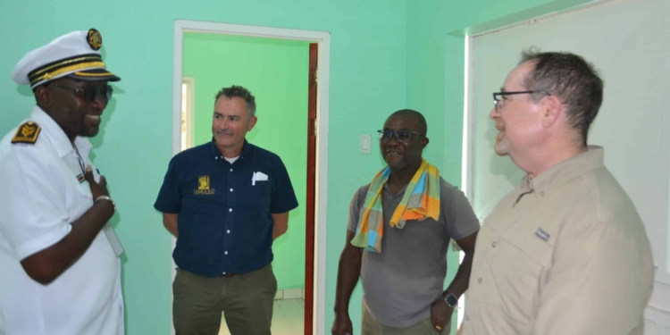 DC Ludwig Mendelzoon RGM General Manager Michiel Fleischeuer Bonanza directeur Linus Diko en Canadese ambassadeur Mark Berman tijdens rondleiding scaled