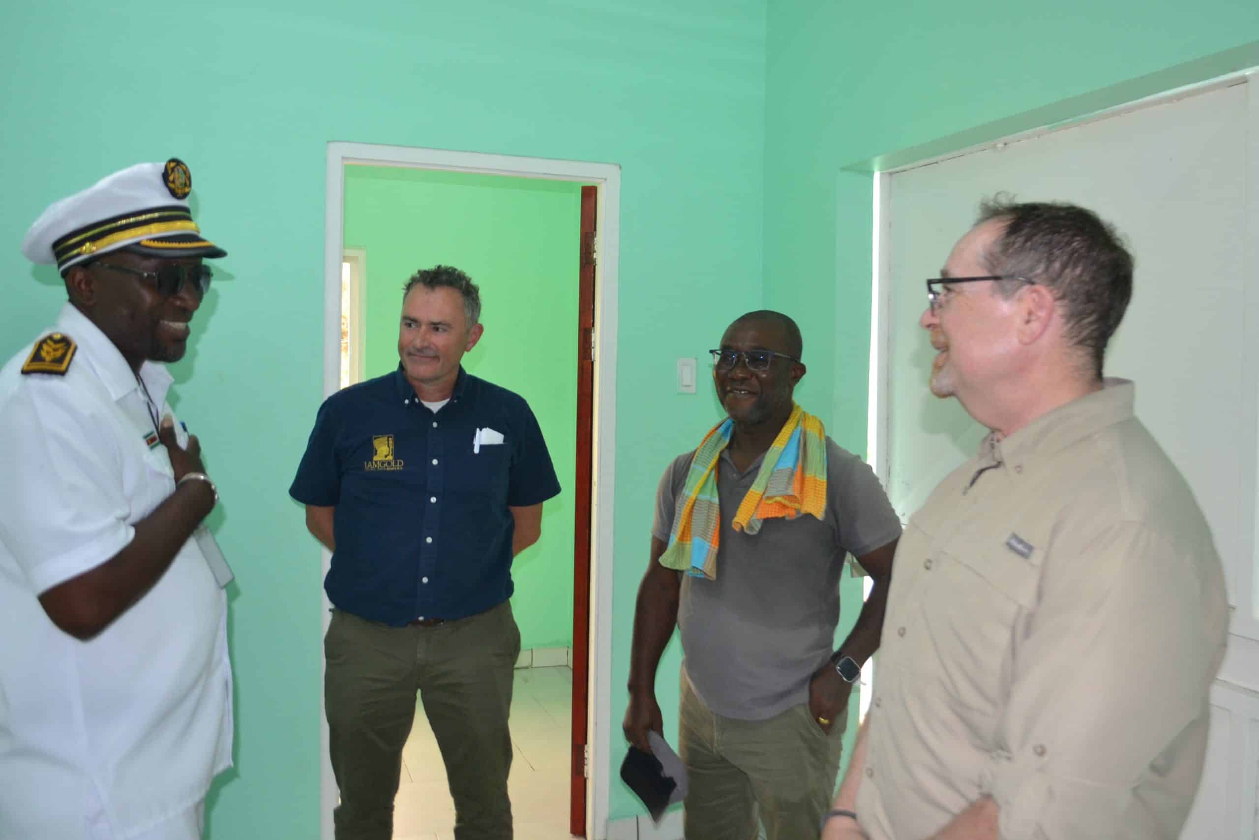 DC Ludwig Mendelzoon RGM General Manager Michiel Fleischeuer Bonanza directeur Linus Diko en Canadese ambassadeur Mark Berman tijdens rondleiding scaled
