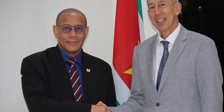 Minister Mac Andrew ontvangt ambassadeur Frankrijk voor beleefdheidsbezoek