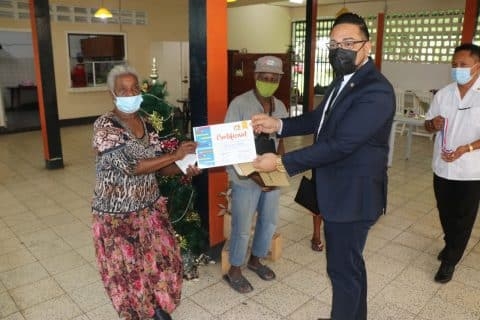 Minister Ramsaran en een seniore burger 480x320 aov