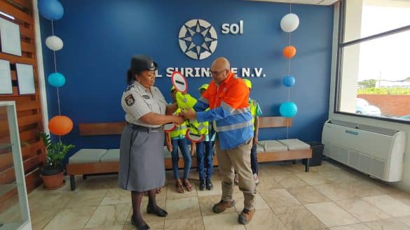 SOL Suriname doneert verkeersveiligheidsattributen aan verkeersbrigadiertjes