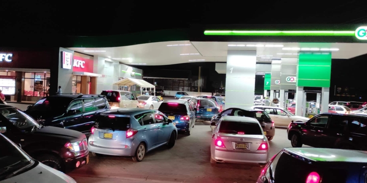 brandstof olie benzine pompstation