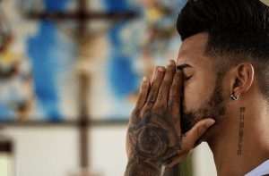 man bidden verdriet depressief | GFC Nieuws