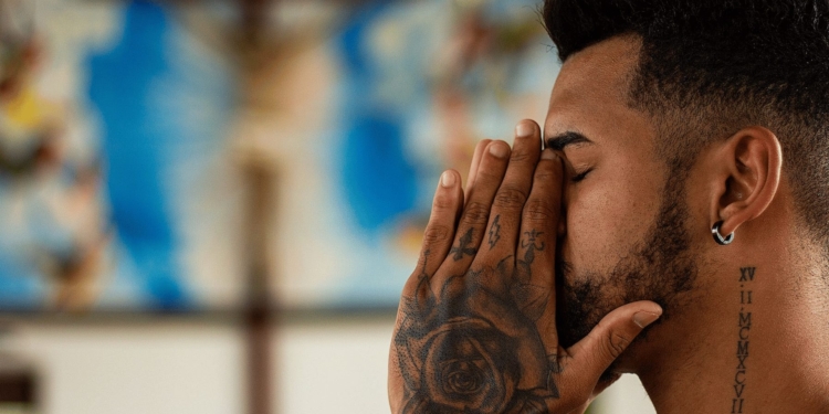 man bidden verdriet depressief