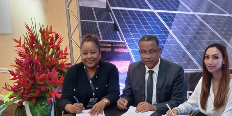 ondertekening MOU vlnr Angela van der Kooye Wilgo Bilkerdijk Chantal Reiziger 1123