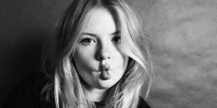 vrouw dame blond