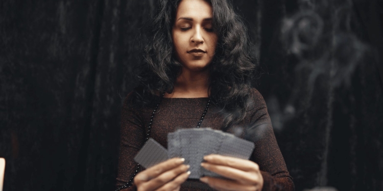 vrouw kaarten voodoo astrologie horoscoop