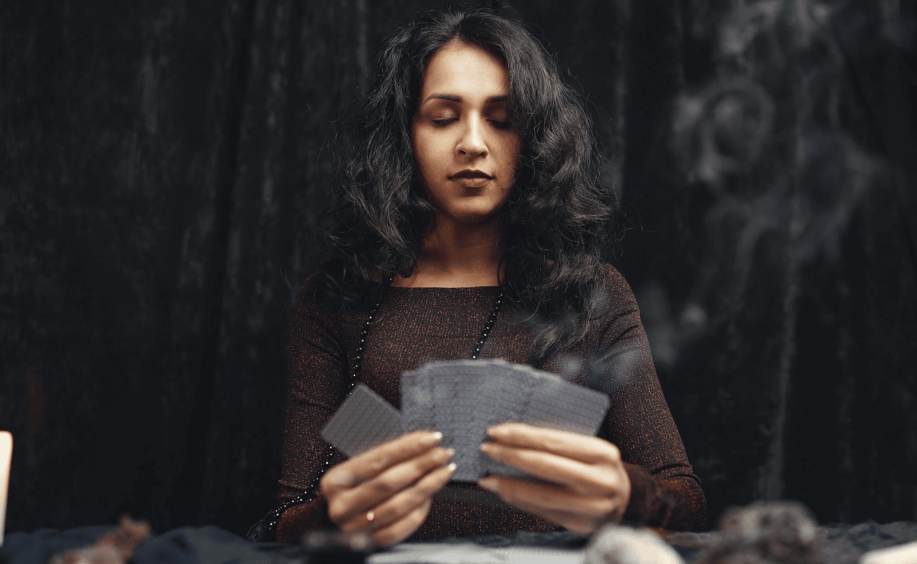 vrouw kaarten voodoo astrologie horoscoop