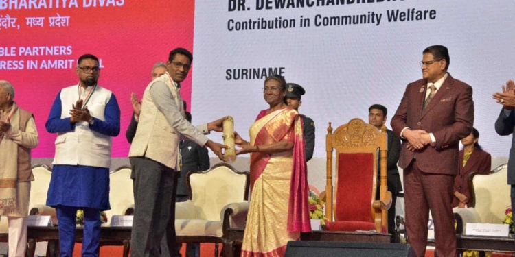 Parlementarier Sharman ontvangt Pravasi Bharatiya Samman Award