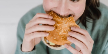 burger eten vrouw junk food