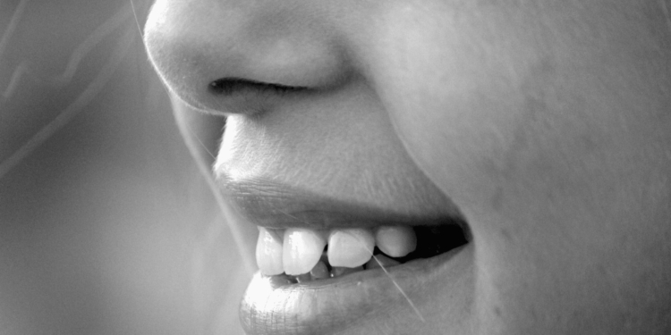 meisje vrouw neus lachen tanden