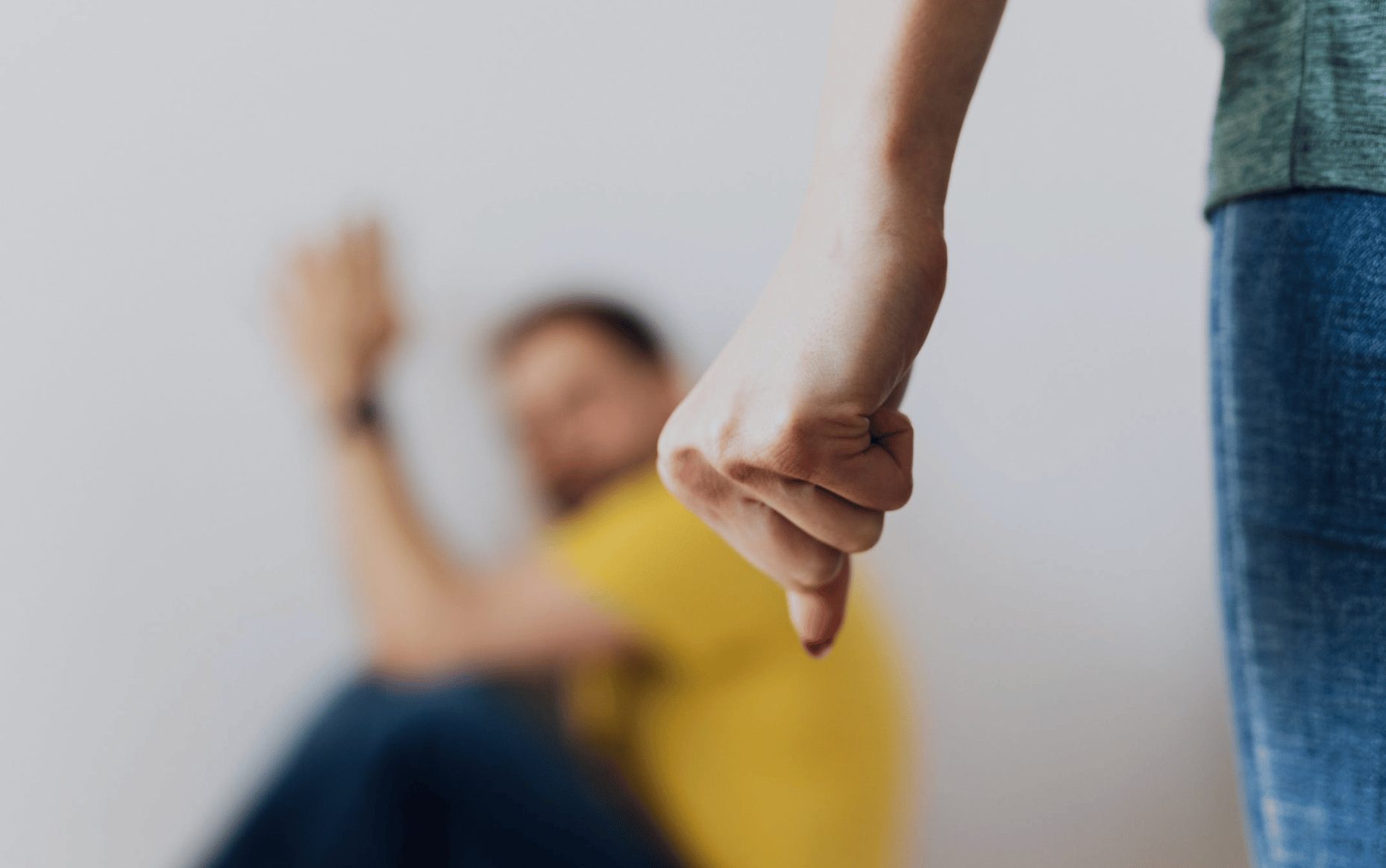 Echtgenote bindt gokverslaafde man vast als straf en geeft hem minder