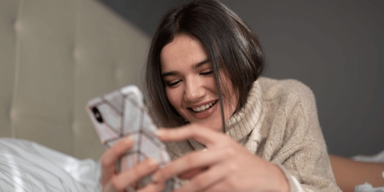 vrouw telefoon mobiel bed