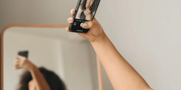 vrouw telefoon mobiel selfie
