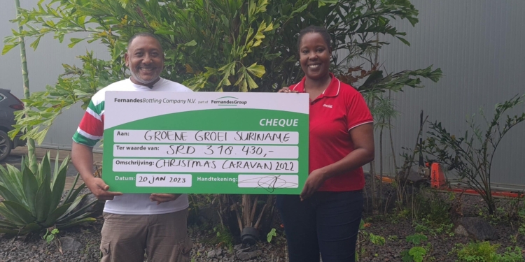 Donatie Coca Cola No Sugar Christmas Caravan voor Stg Groene Groei Suriname scaled