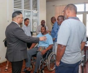 Minister Ramsaran hoort problemen bewoners Esther stichting aan 01 300x250 1