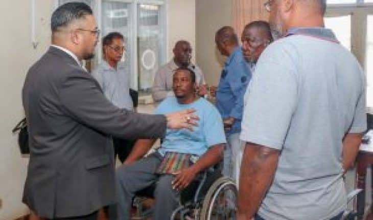 Minister Ramsaran hoort problemen bewoners Esther stichting aan 01 300x250 1 | GFC