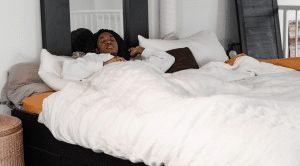 Slapen in bed vrouw