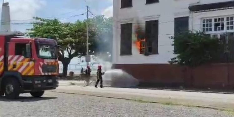 protest gebouw in brand